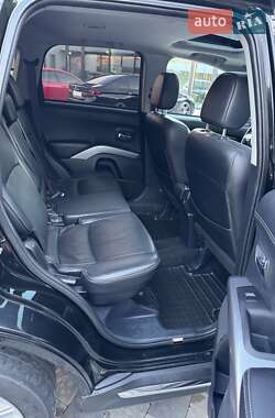 Внедорожник / Кроссовер Mitsubishi Outlander 2012 в 