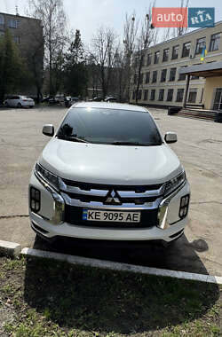 Внедорожник / Кроссовер Mitsubishi Outlander 2020 в 