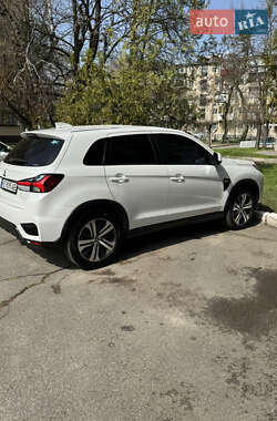 Внедорожник / Кроссовер Mitsubishi Outlander 2020 в 
