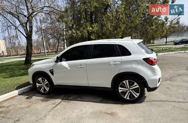 Внедорожник / Кроссовер Mitsubishi Outlander 2020 в 