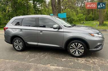 Внедорожник / Кроссовер Mitsubishi Outlander 2018 в 