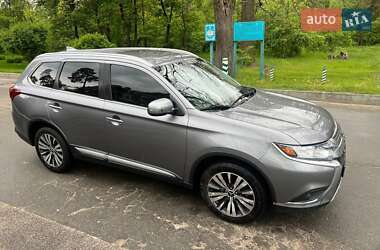 Внедорожник / Кроссовер Mitsubishi Outlander 2018 в 