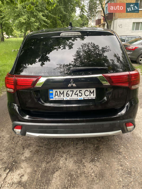 Позашляховик / Кросовер Mitsubishi Outlander 2016 в Озерному