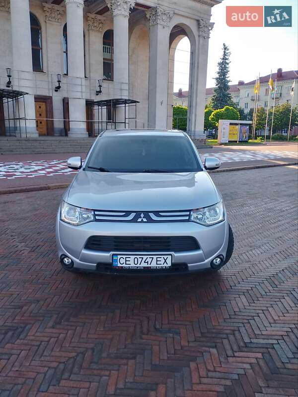 Позашляховик / Кросовер Mitsubishi Outlander 2013 в 
