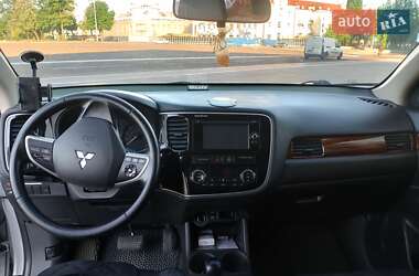 Позашляховик / Кросовер Mitsubishi Outlander 2013 в 