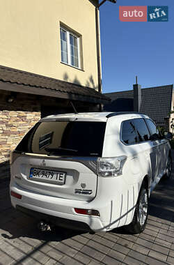 Внедорожник / Кроссовер Mitsubishi Outlander 2014 в 