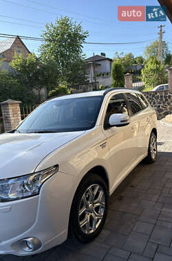 Внедорожник / Кроссовер Mitsubishi Outlander 2014 в 