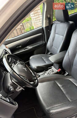 Внедорожник / Кроссовер Mitsubishi Outlander 2014 в 