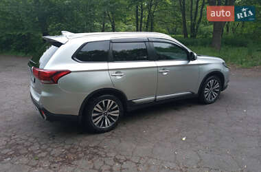 Внедорожник / Кроссовер Mitsubishi Outlander 2021 в 