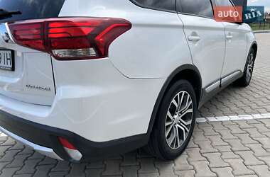 Внедорожник / Кроссовер Mitsubishi Outlander 2018 в 