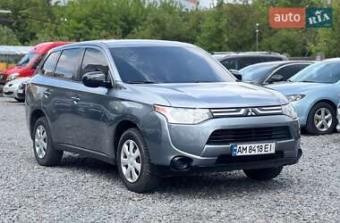 Внедорожник / Кроссовер Mitsubishi Outlander 2013 в 