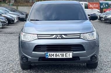 Внедорожник / Кроссовер Mitsubishi Outlander 2013 в 