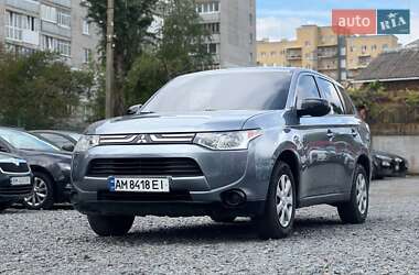 Внедорожник / Кроссовер Mitsubishi Outlander 2013 в 