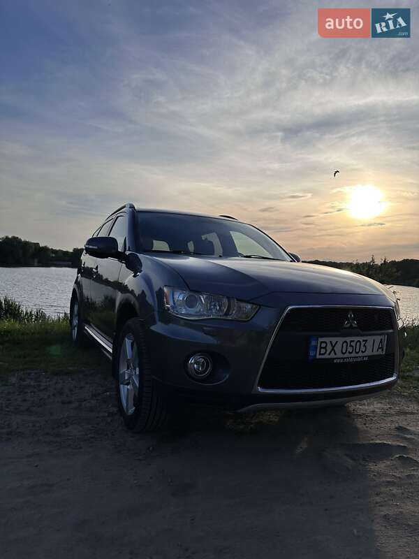 Внедорожник / Кроссовер Mitsubishi Outlander 2012 в Хмельницком