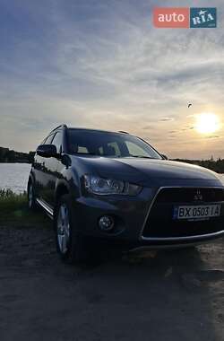 Внедорожник / Кроссовер Mitsubishi Outlander 2012 в 