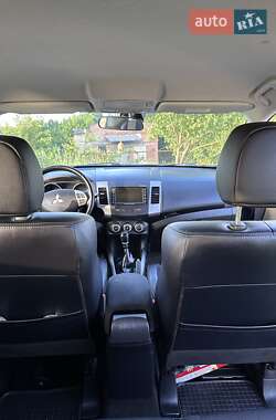 Внедорожник / Кроссовер Mitsubishi Outlander 2012 в 