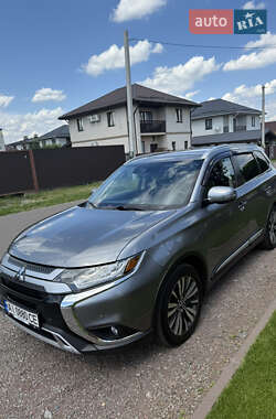 Позашляховик / Кросовер Mitsubishi Outlander 2019 в Києві