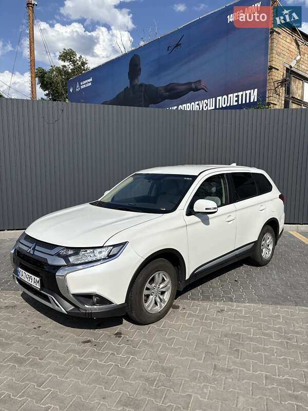 Внедорожник / Кроссовер Mitsubishi Outlander 2020 в Киеве