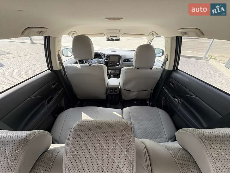 Внедорожник / Кроссовер Mitsubishi Outlander 2020 в Киеве