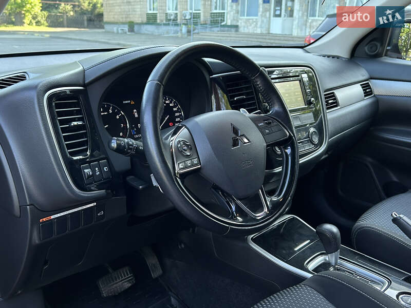Позашляховик / Кросовер Mitsubishi Outlander 2017 в Миколаєві