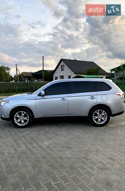 Внедорожник / Кроссовер Mitsubishi Outlander 2014 в Вараше