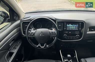 Позашляховик / Кросовер Mitsubishi Outlander 2017 в 