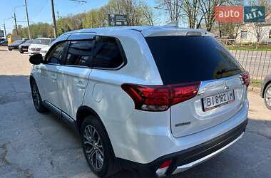 Позашляховик / Кросовер Mitsubishi Outlander 2017 в 