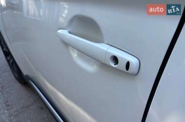 Позашляховик / Кросовер Mitsubishi Outlander 2017 в 