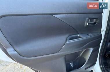 Позашляховик / Кросовер Mitsubishi Outlander 2017 в 