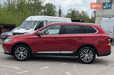 Внедорожник / Кроссовер Mitsubishi Outlander 2016 в 
