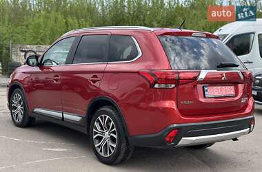 Внедорожник / Кроссовер Mitsubishi Outlander 2016 в 