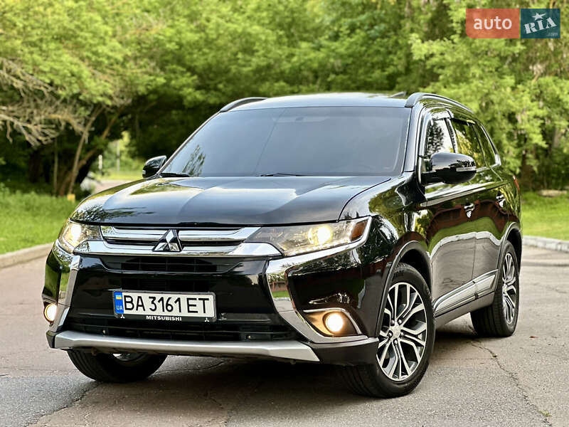 Внедорожник / Кроссовер Mitsubishi Outlander 2016 в 