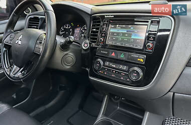 Внедорожник / Кроссовер Mitsubishi Outlander 2016 в 
