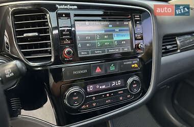 Внедорожник / Кроссовер Mitsubishi Outlander 2016 в 