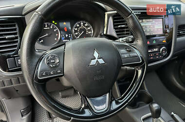 Внедорожник / Кроссовер Mitsubishi Outlander 2016 в 