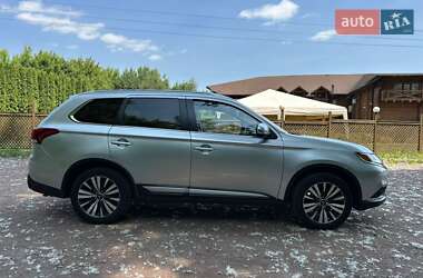 Внедорожник / Кроссовер Mitsubishi Outlander 2019 в 