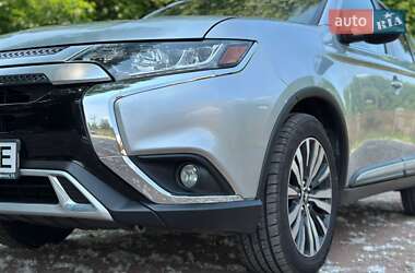 Внедорожник / Кроссовер Mitsubishi Outlander 2019 в 