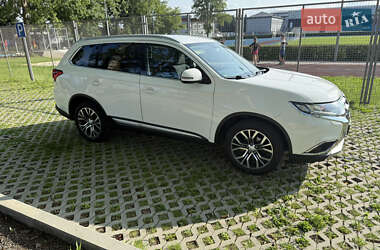 Внедорожник / Кроссовер Mitsubishi Outlander 2016 в 