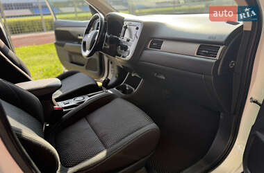 Внедорожник / Кроссовер Mitsubishi Outlander 2016 в 