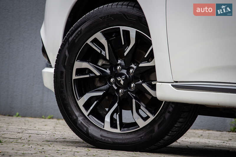 Внедорожник / Кроссовер Mitsubishi Outlander 2017 в Львове