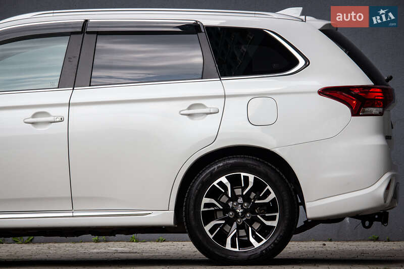 Внедорожник / Кроссовер Mitsubishi Outlander 2017 в Львове