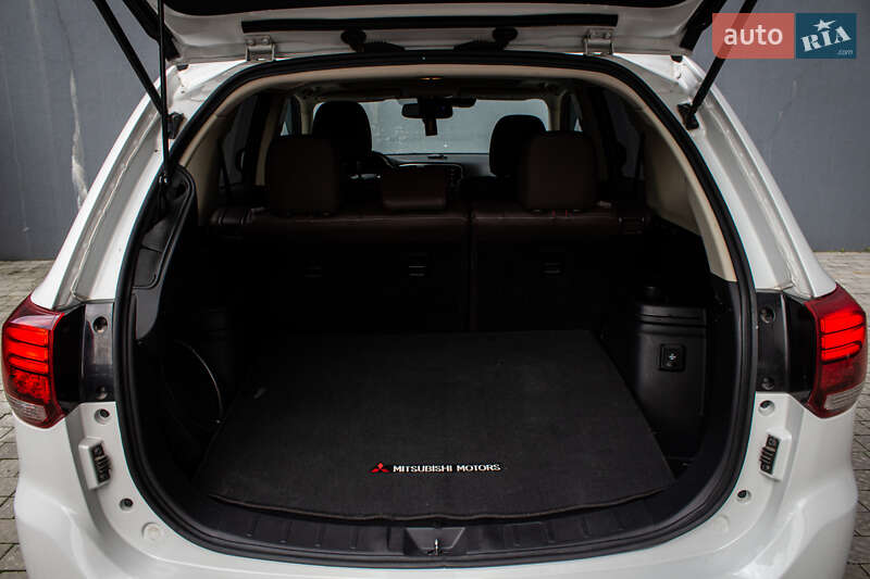 Внедорожник / Кроссовер Mitsubishi Outlander 2017 в Львове