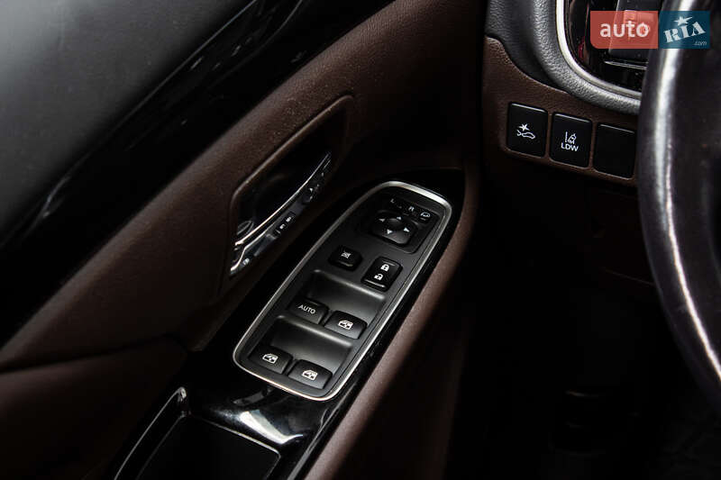 Внедорожник / Кроссовер Mitsubishi Outlander 2017 в Львове