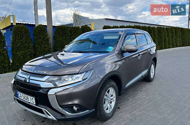 Позашляховик / Кросовер Mitsubishi Outlander 2020 в 