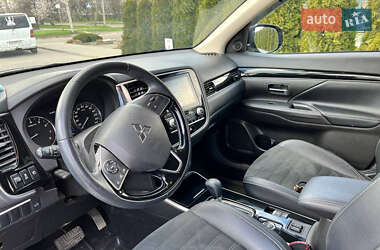 Позашляховик / Кросовер Mitsubishi Outlander 2020 в 