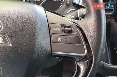 Позашляховик / Кросовер Mitsubishi Outlander 2018 в 