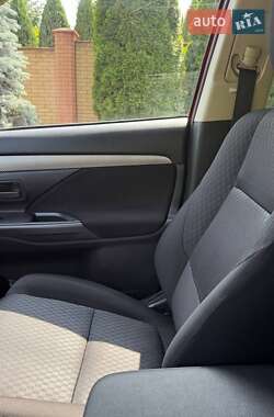 Позашляховик / Кросовер Mitsubishi Outlander 2014 в 
