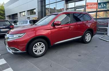 Позашляховик / Кросовер Mitsubishi Outlander 2017 в 