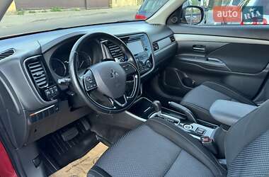 Позашляховик / Кросовер Mitsubishi Outlander 2017 в 