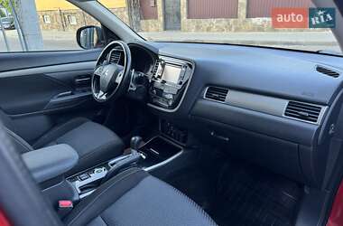 Позашляховик / Кросовер Mitsubishi Outlander 2017 в 